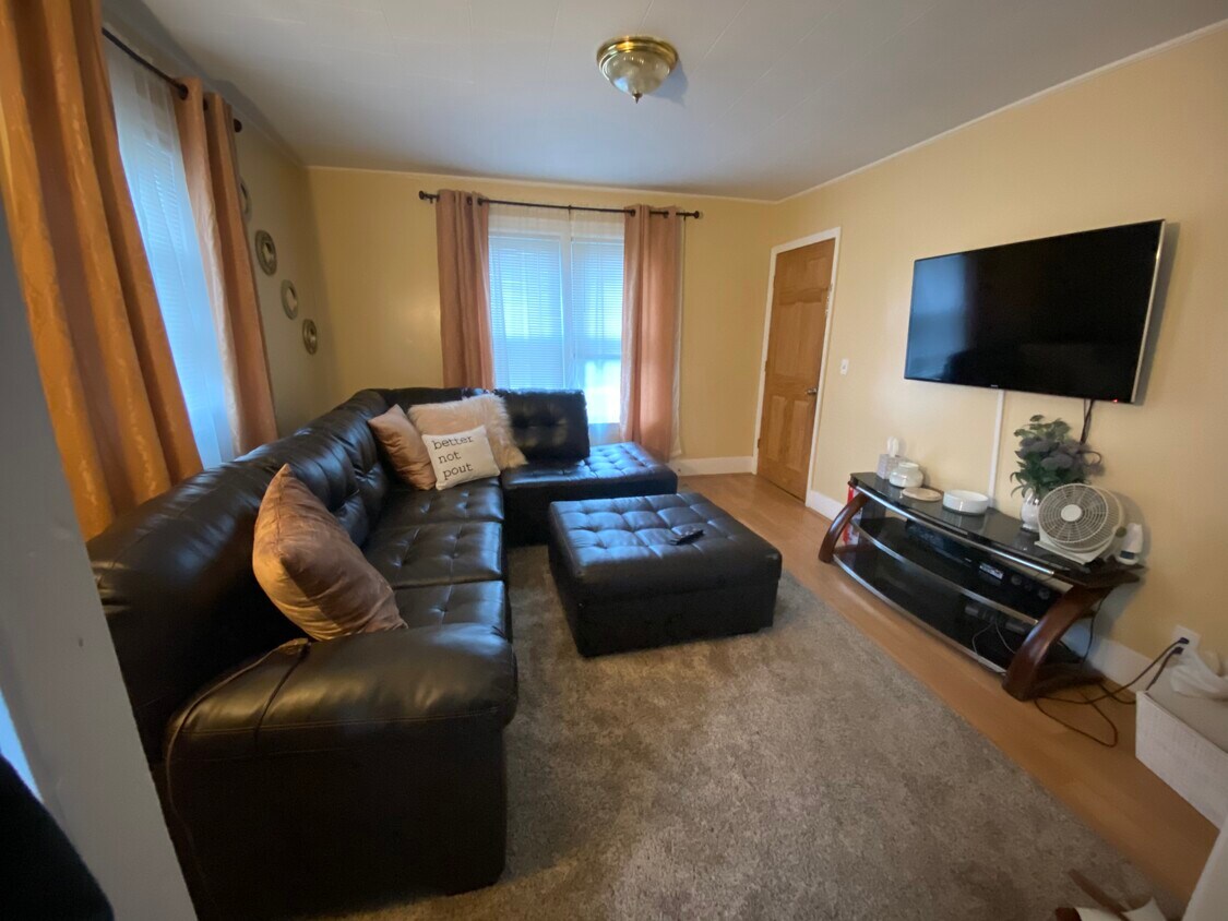 Living room - 156 Sisson St