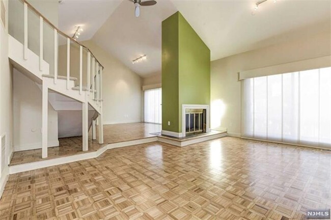 Building Photo - 5 Sandburg Ct
