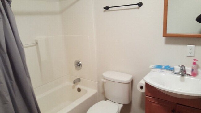 Building Photo - Quaint 2 bedroom 1 bath bottom unit of dup...