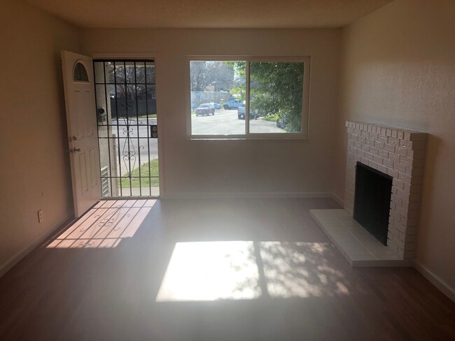 Foto del edificio - Large 3 Bedroom 2 Bath 1/2 Plex in Rancho ...