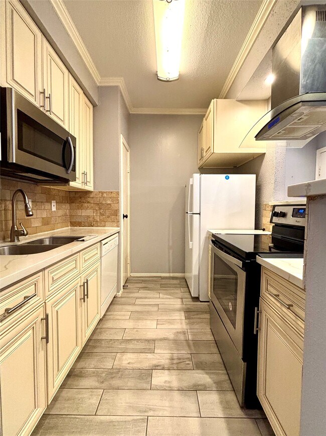 Foto del edificio - 7950 N Stadium Dr