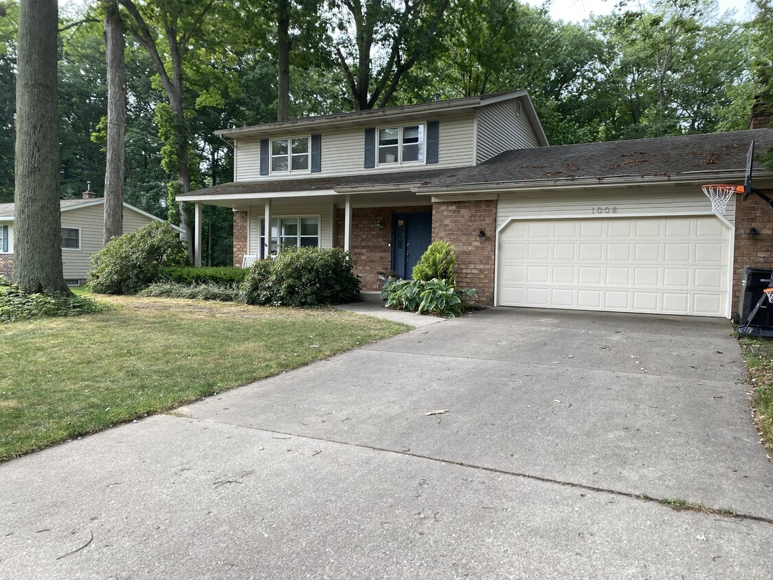 Primary Photo - 1008 Forest Hills Dr