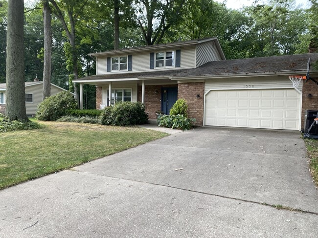 Foto del edificio - 1008 Forest Hills Dr