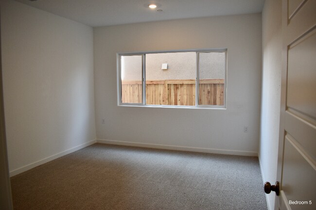 Foto del edificio - 2345 N Argyle Ave