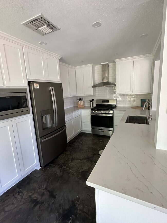 Foto del edificio - 6805 Silvermine Dr