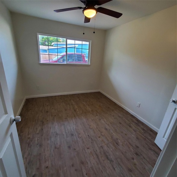 Foto del edificio - 4205 Metropolitan Ave