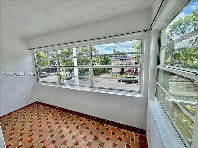 Foto del edificio - 525 NE 65th St