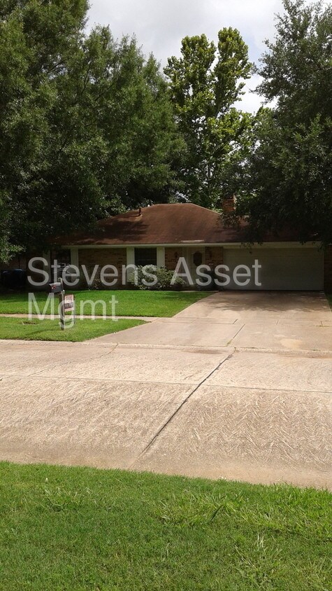 Primary Photo - 107 Fountainbleu Dr