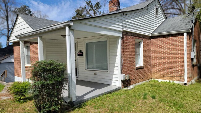 Building Photo - Emmaculate Clean Home/Located Minutes for ...