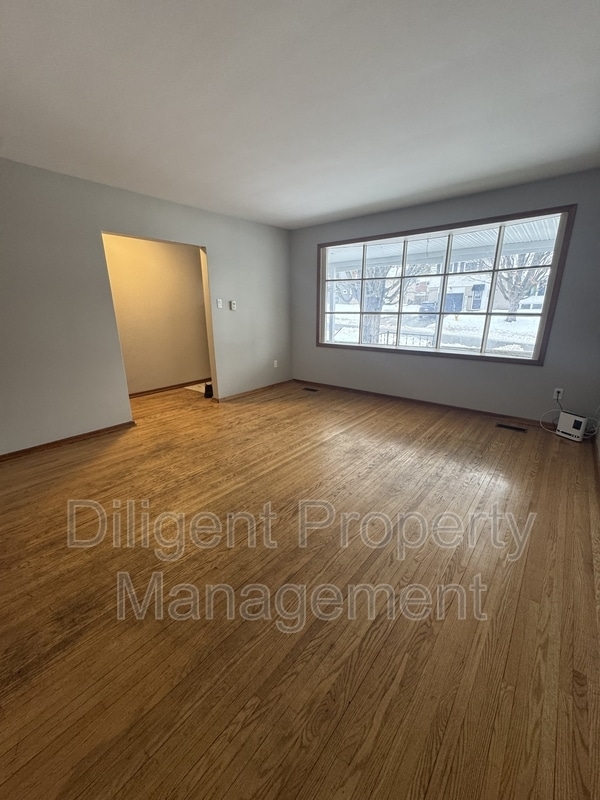 Building Photo - 927 Ellesmere Ave