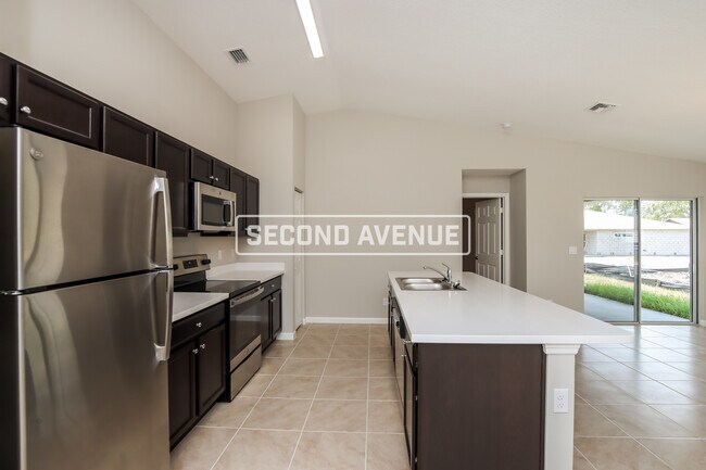 Building Photo - 850 Algaringo Ave SE