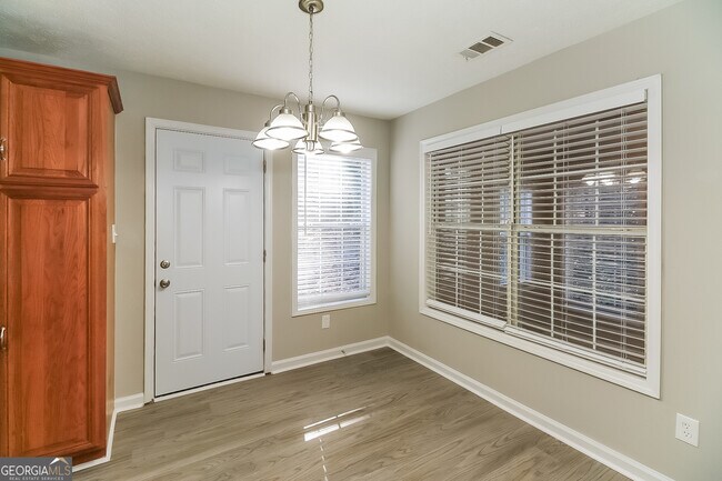 Foto del edificio - 340 Sharon Dr