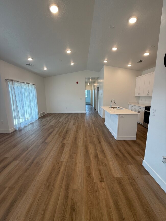 Building Photo - 471 W 15 S