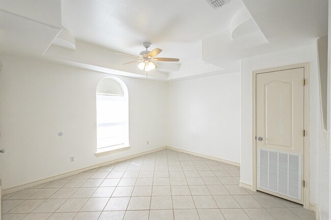Building Photo - 1000 Ranchway Dr