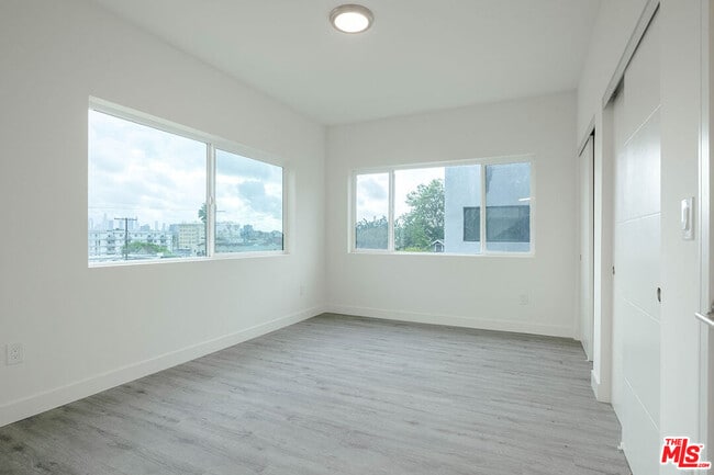 Building Photo - 4806 Elmwood Ave