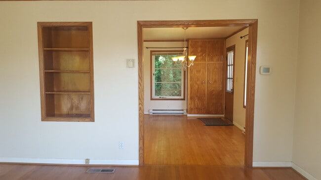 Building Photo - Charming 2 Bedroom 2 bath home with finish...