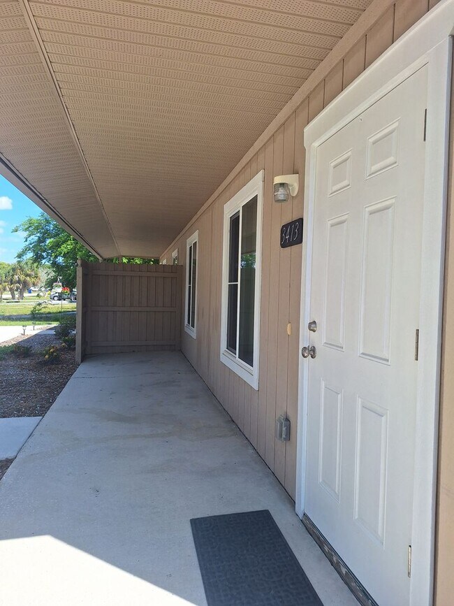 Foto del edificio - VERY WELL MAINTAINED FLORIDA SHORES 2BR 1BA DUPLEX FOR RENT