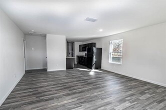 Building Photo - 701 E Hanna St