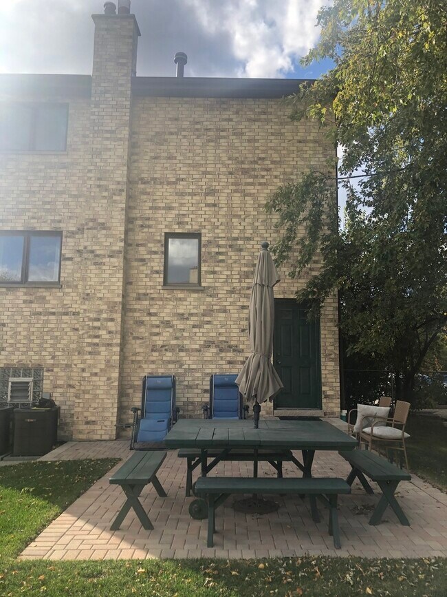 Foto del edificio - 8841 Chester Ave