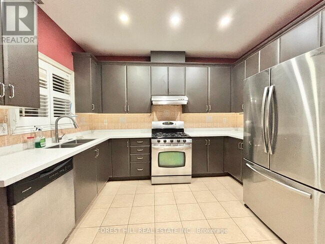 Building Photo - 38 Crystalview Crescent