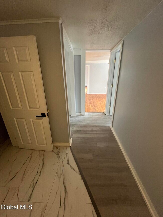 Foto del edificio - 715 Hudson Ave