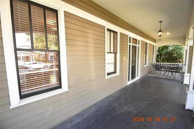 Building Photo - 808 S Packwood Ave