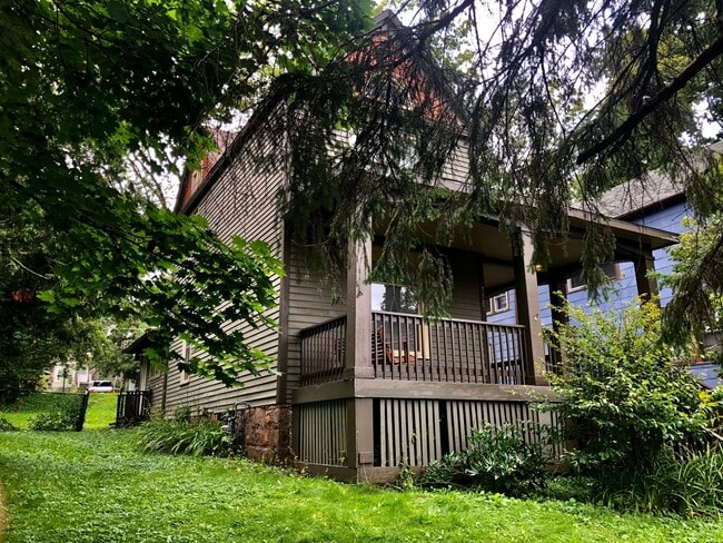 Building Photo - Beautiful 3 Bedroom Home