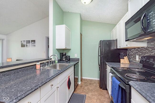 Foto del edificio - 4351 Village Pkwy Cir W