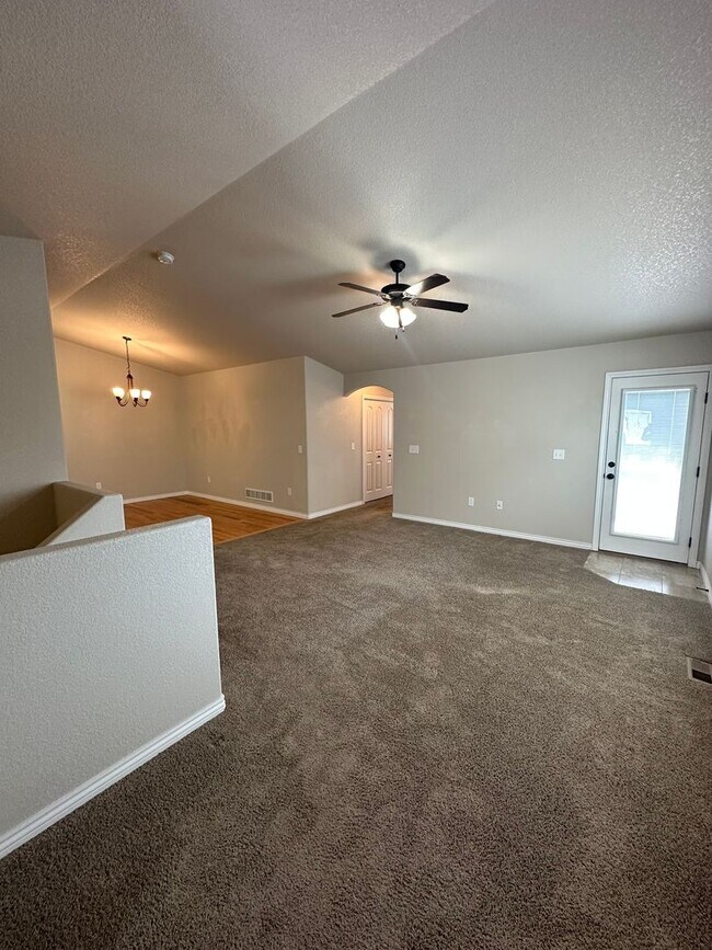 Foto del edificio - 2 BEDROOM, 2 BATHROOM TOWNHOUSE WITH 2 CAR...