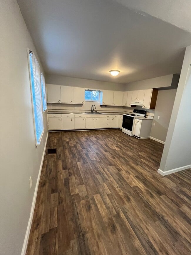 Building Photo - 4 bedroom 1.5 bathroom single family home