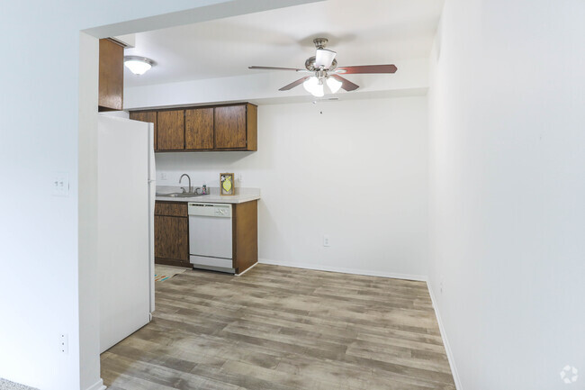 1 BR, 1 BA - Sterling - 750 SF - Hanover Court Apartments