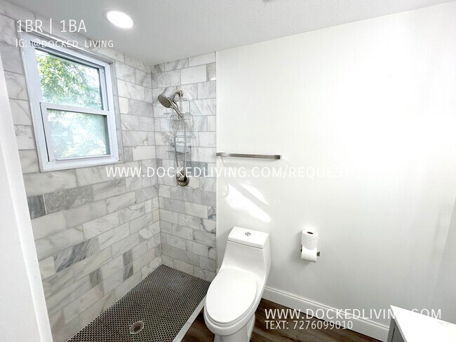 Foto del edificio - Well Located Private Bedroom + Bathroom