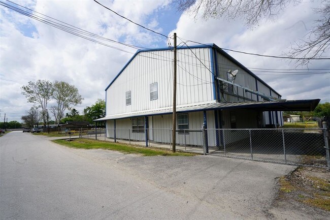Building Photo - 1415 Mooney Rd