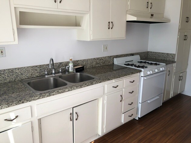 Building Photo - 2215 N Beachwood Dr