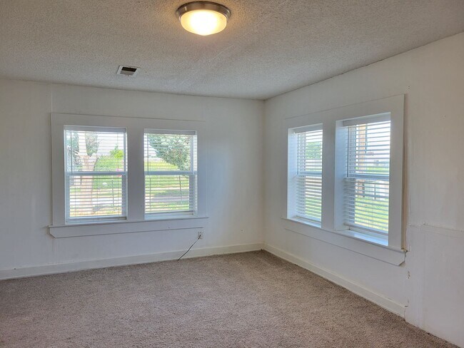 Foto del edificio - LARGE HOME WITH FENCED YARD NEAR LOCKWOOD ELEMENTARY SCHOOL