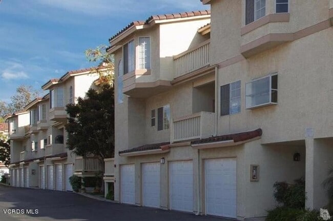 Foto del edificio - Beautiful 2 Bedroom, 2.5 Bath Townhome in ...