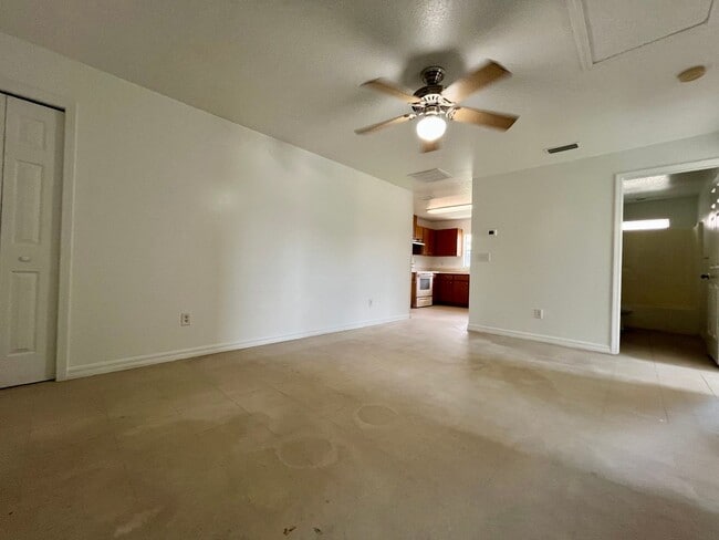 Foto del edificio - 2 bed/ 1 bath