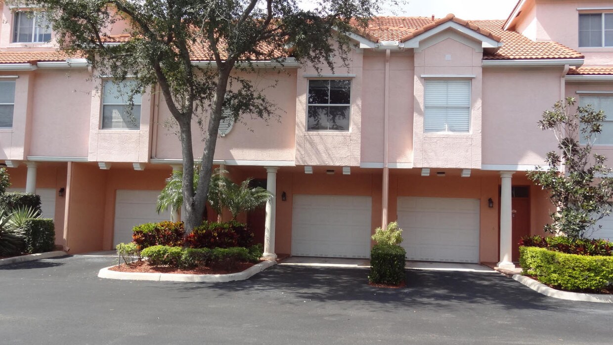 2016 Alta Meadows Ln, Delray Beach, FL 33444 Condo for Rent in Delray