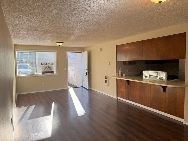 Building Photo - Spacious 1 Bedroom Duplex, Great Location, W/D In Unit, Bright Living Space!!
