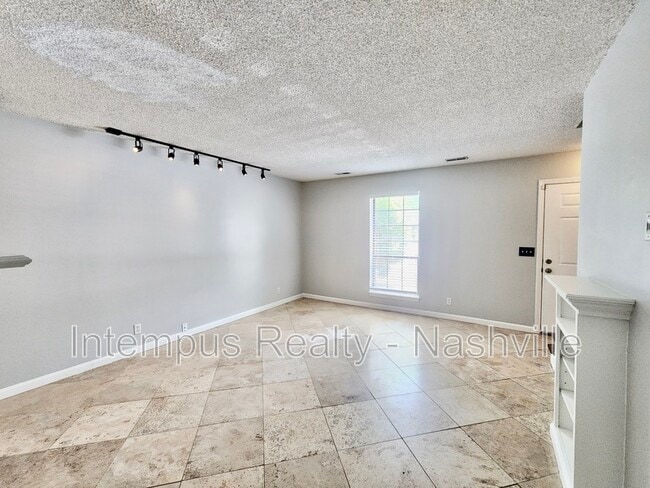 Building Photo - 737 Fox Ridge Dr