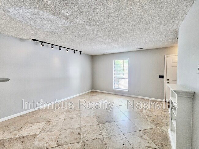 Foto del edificio - 737 Fox Ridge Dr