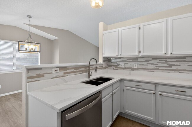 Building Photo - Lovely Remodeled 3BR House in Castle Rock