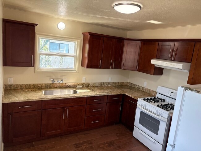 Remodeled kitchen with gas range - 124 Lewelling Blvd