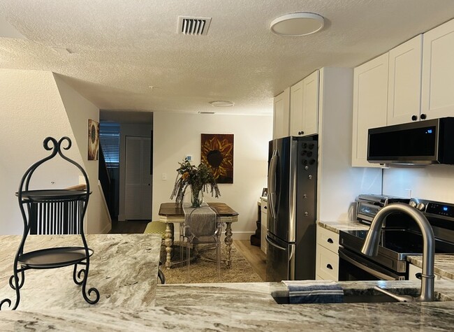 Foto del edificio - 3105 Aqua Vista Ln
