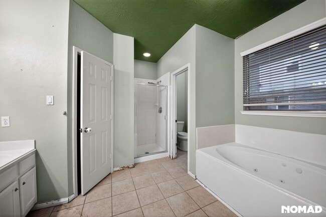 Building Photo - 1811 Quiet Hollow Dr