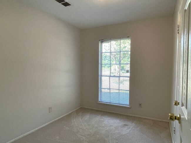 Building Photo - A True 4 Bedroom Single Family Home  for ONLY $1,550!