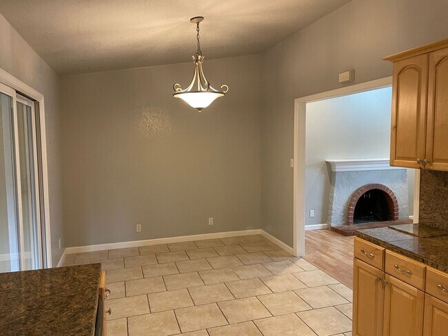 Building Photo - Move in Ready VistaPark Home!