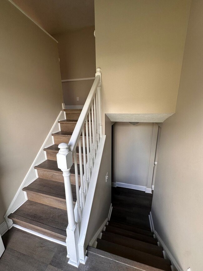 Foto del edificio - Renovated 5BR/2BA Bi-Level Home with Oversized 2 Car Garage For Rent!