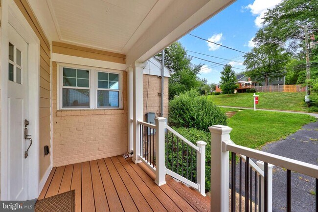 Foto del edificio - 2722 Woodley Pl