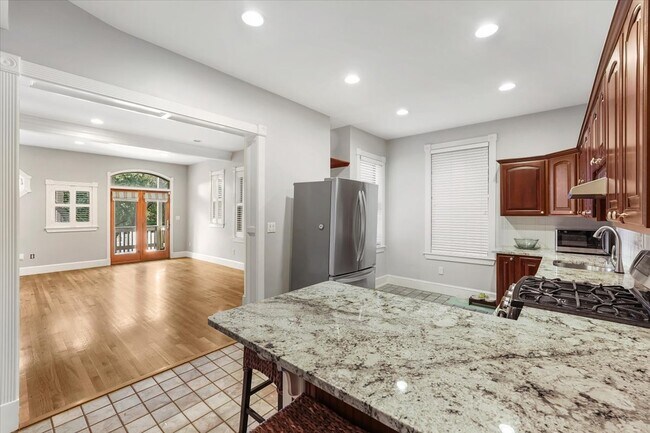 Building Photo - 314 Bunker Hill St